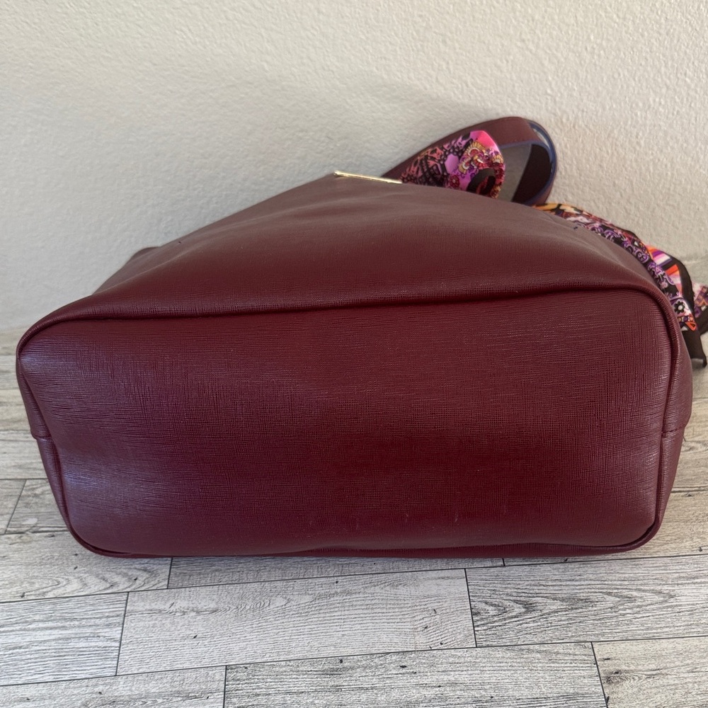 Oscar de la Renta Tote & Silk Scarf - Picture 9 of 15